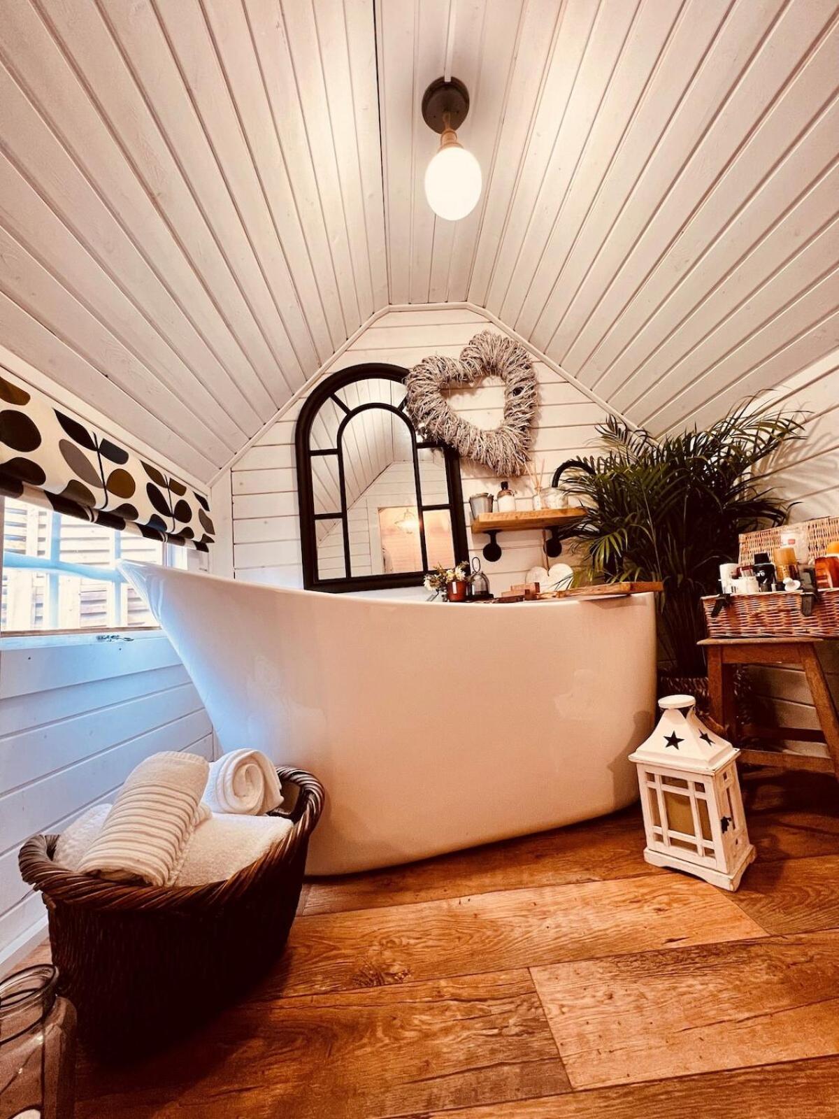 1 - Ein Trysor Cudd - Outdoor Bathtub - Incredible Views Villa Pont Sticill Екстериор снимка